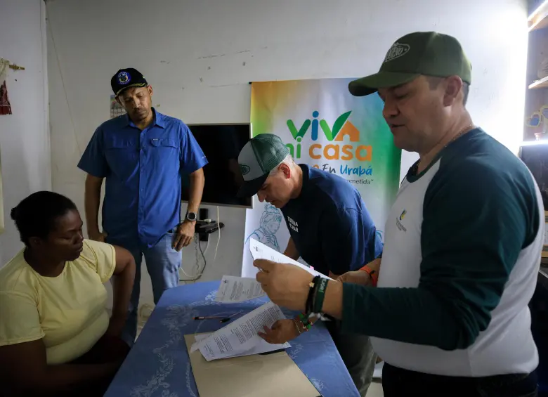 El gobernador Rendón firmó en Turbo, en diciembre pasado, el plan de subsidios de vivienda para madres cabeza de familia. FOTO Camilo Suárez