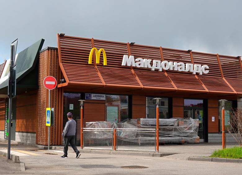 McDonald's prometió conservar los puestos de trabajo de decenas de miles de empleados en Rusia, donde crearía una nueva marca. FOTO: EFE