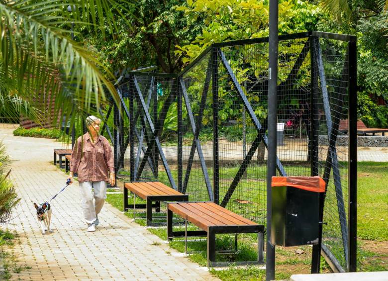 La foto muestra cómo la valla separó el sector. En la imagen pequeña se ve cómo asegura la Alcaldía que quedará el sector, con su “muro verde” FOTO Jaime Pérez y cortesía