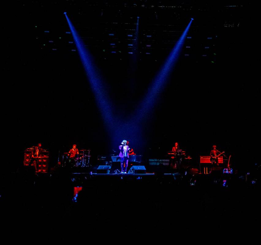El cantante salió al escenario a las 9:22 de la noche interpretando la canción que le da nombre a su gira, La conquista del espacio. FOTO JUAN ANTONIO SÁNCHEZ OCAMPO