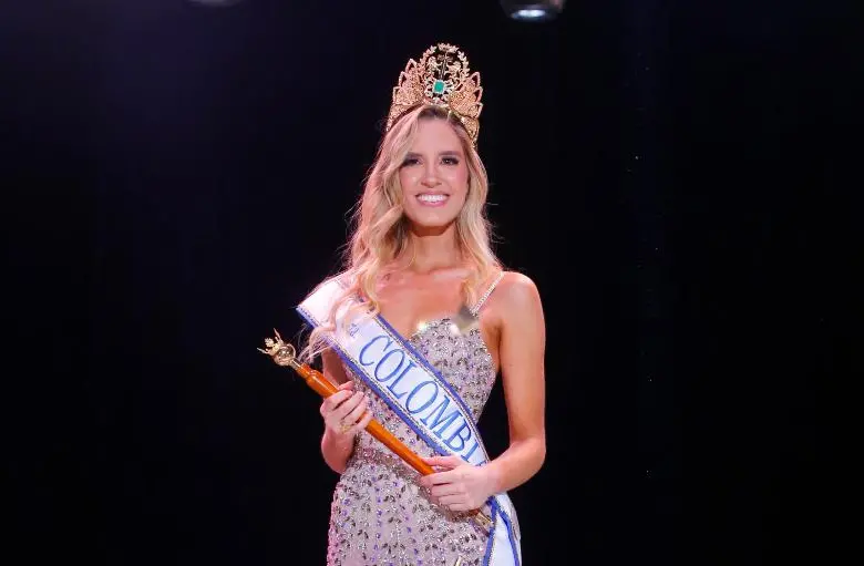 María Antonia Mosquera recibió la corona bañada en oro y esmeraldas tras imponerse entre 26 candidatas en la gala del Concurso Nacional de Belleza 2025. FOTO Colprensa