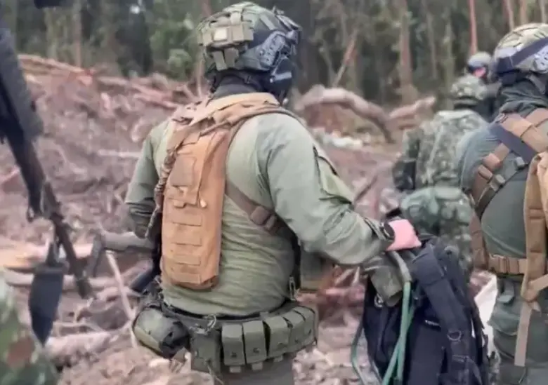 Pedro Sánchez, ministro de Defensa, informó que el operativo tuvo como objetivo a alias Antonio Medina. FOTO: Fuerzas Militares. 