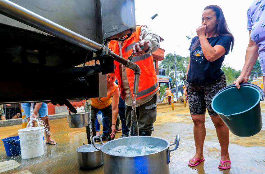 Más de 16.000 usuarios estaban sin servicio de agua desde este lunes. FOTO: JAIME PÉREZ