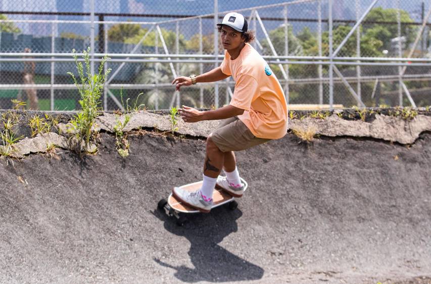Gracias a las luchas de Camilo Ortiz, Antioquia está cerca de tener Liga de surf. En Medellín este deportista se las ingenia para mejorar su técnica en una pista de velocidad y en patineta. FOTO MANUEL SALDARRIAGA