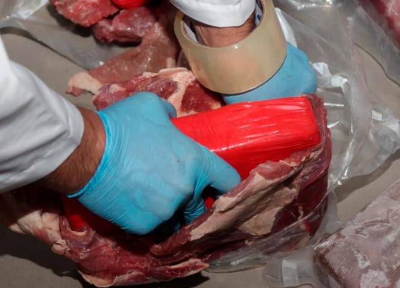 Este es el método de camuflaje de droga más característico de la organización: envolver los paquetes rectangulares de cocaína con tiras de carne de cerdo congelada, que luego es empacada al vacío. FOTO cortesía