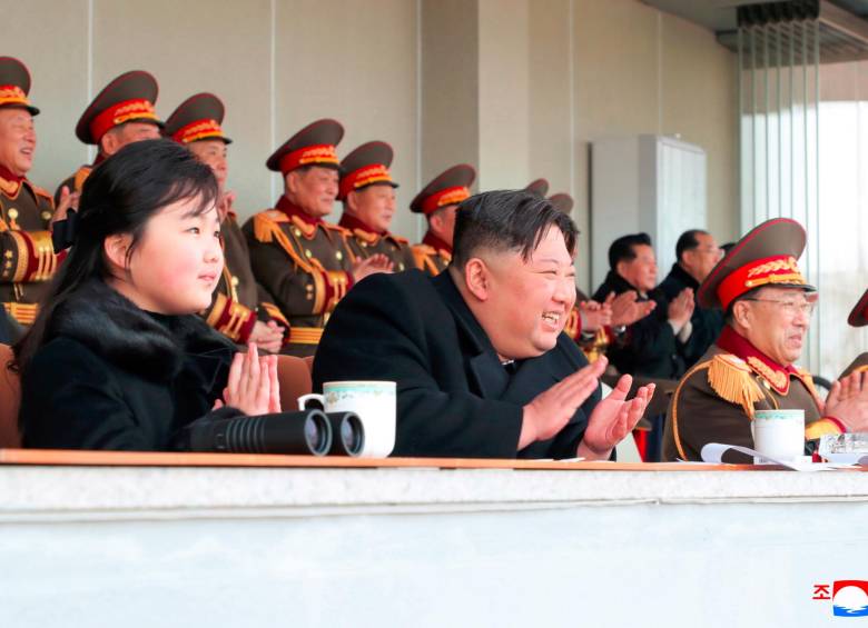 Kim Jong-un en compañía de su hija durante un partido de fútbol que se jugo el 17 de febrero en Corea del Norte. FOTO: EFE