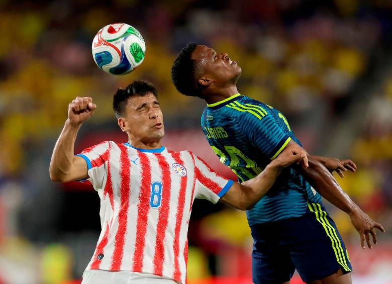 Jhon Arias, quien disputa el balón con Diego Gómez de Paraguay, actuó como creativo de Colombia. FOTO GETTY 