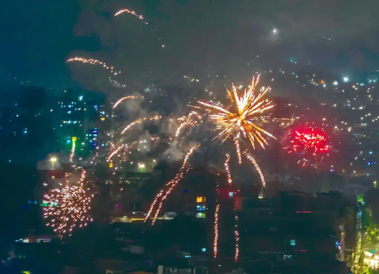 Uno de los motivos por los que utilizan pólvora en esta época es porque esta práctica se ha consolidado como una tradición cultural para algunas personas. FOTO: Juan A. Sánchez