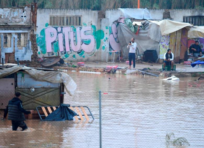 Vecinos observan la destrucción causada por el agua en sus hogares.