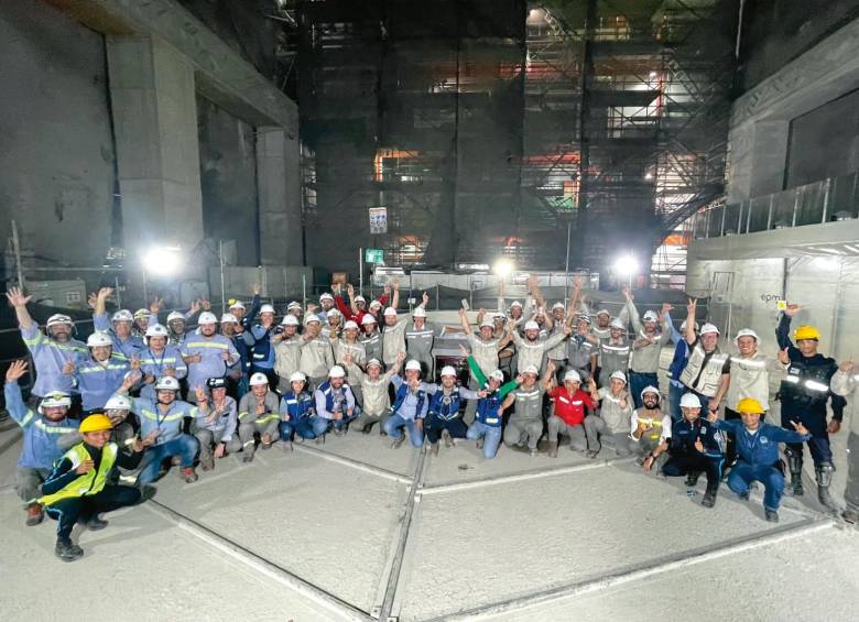 EPM informó el martes a las 7:44 a.m. que las unidades uno y dos cumplieron los requisitos para la entrada en operación comercial. El logro fue celebrado por los trabajadores en la obra. FOTO CORTESÍA