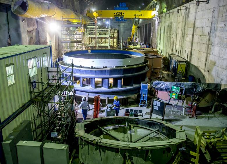  Las cavernas de la casa de máquinas son el corazón de la futura central hidroeléctrica. En la imagen, las conducciones por donde saldrá el agua turbinada que generará la energía hacia 2022. 