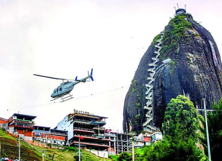 La operación de helicópteros turísticos en Guatapé empezó formalmente desde el 2019, cuando la Aerocivil entregó licencias. Por pedido de los habitantes solo volaban de 1:00 p.m. a 5:00 p.m. FOTO Manuel Saldarriaga