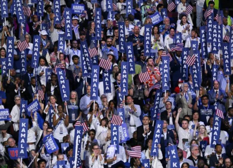 Miles de simpatizantes de Kamala Harris gritando su nombre en un mitin. FOTO: AFP