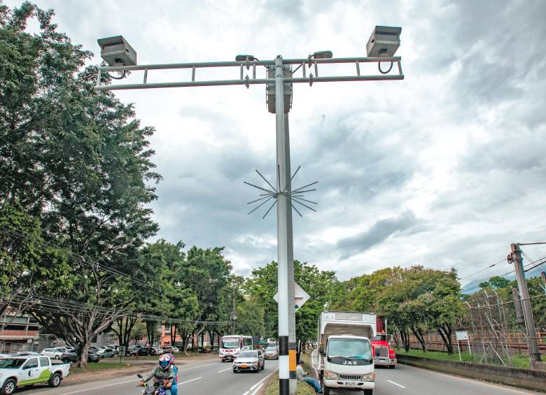 Estas son dos de las cámaras de fotodetección que están operando en las vías de Itagüí: en la autopista Sur y en el barrio Simón Bolívar. FOTO ESNEYDER GUTIÉRREZ