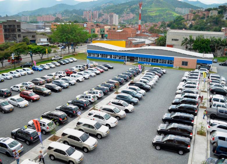 Automax ofrece más de 100 referencias de carros, divididos en gama baja, media y alta, igualmente, ofrece carros eléctricos.