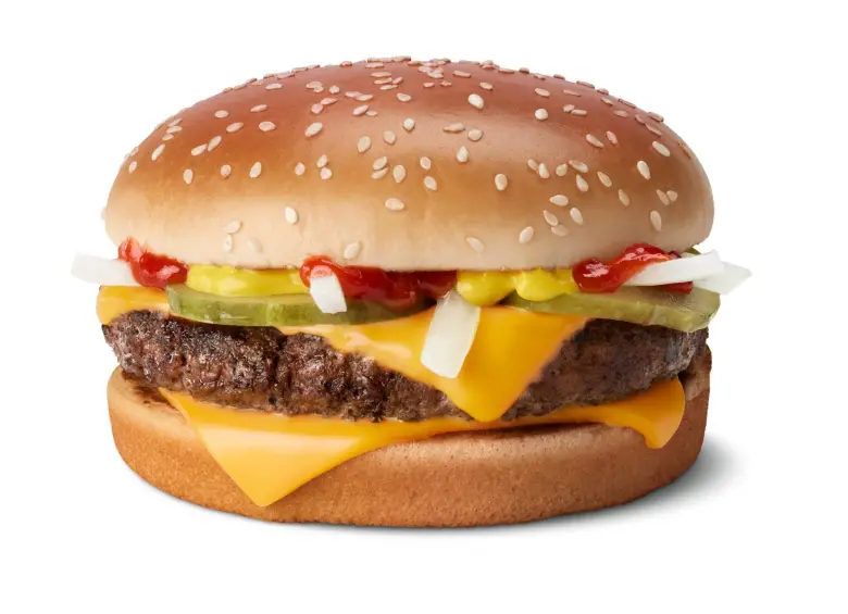 McDonald’s anunció este inicio de semana que pronto reanudaría la venta de sus hamburguesas en las zonas de Estados Unidos afectadas por la contaminación de Escherichia coli, sin embargo, confirmaron que las culpables serían las cebollas del producto. FOTO: MCDONALD’S