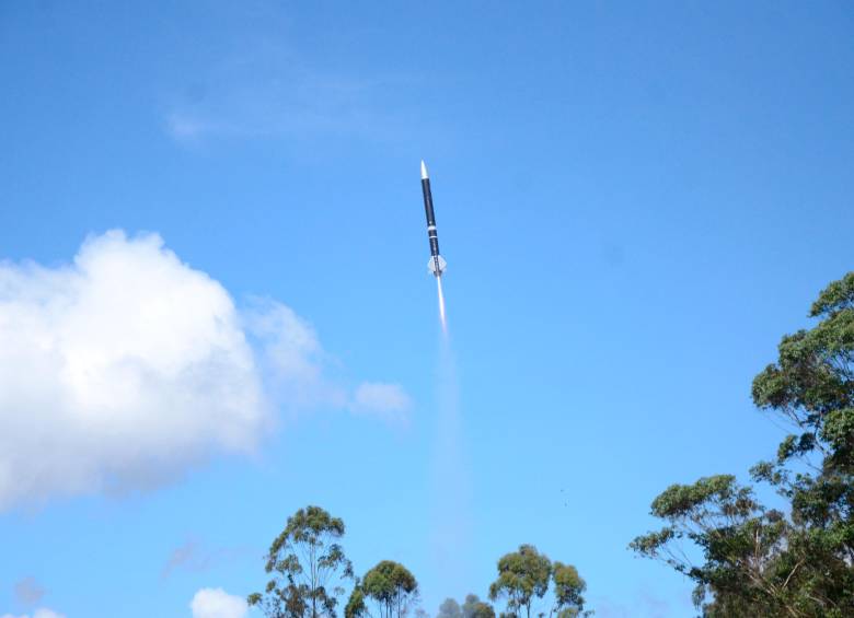 Lanzamiento de un cohete de alta potencia en territorio colombiano, bajo estándares internacionales de seguridad y certificación establecidos por Tripoli Rocketry Association. FOTO cortesía SateLab y ALAS