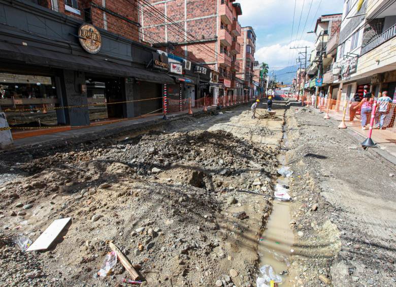 El mejoramiento de vías ha tenido dificultades en el tramo del Corredor Metropolitano, lo que ha afectado los negocios de varios comerciantes. Alcaldía dice que en junio entregan obras. FOTO manuel saldarriaga