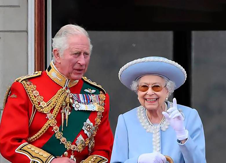 Rey Carlos III y la reina Isabel II. FOTO AFP