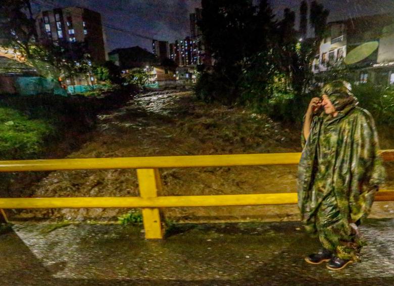 Nuevamente la tarde fue para la lluvia este domingo, aunque hubo varias inundaciones y algunas alarmas de desbordamiento como la quebrada Doña María, en Itagüí, hasta el momento no se han reportado emergencias. FOTO: ESNEYDER GUTIÉRREZ