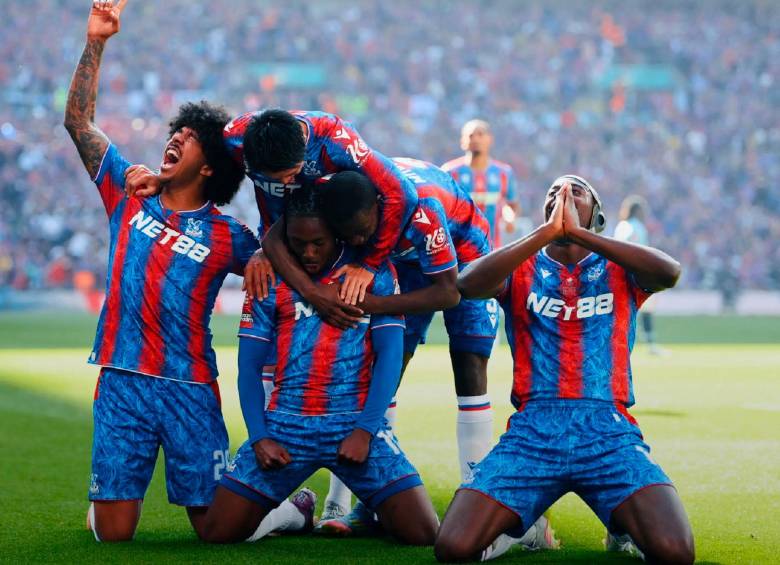 Festejo de los jugadores de Crystal Palace tras la única anotación del partido por parte de Eberechi Eze. FOTO: Tomada de X @CPFC