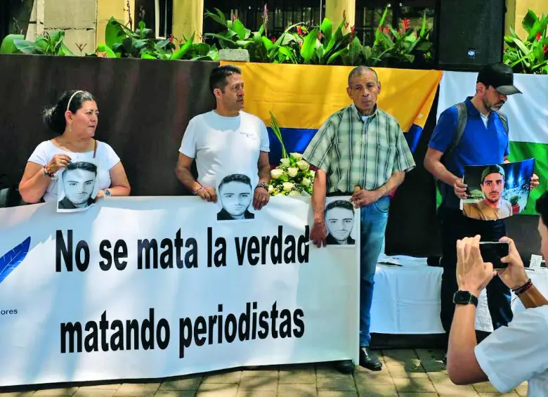 Periodistas de Antioquia hicieron un plantón en La Alpujarra para honrar la memoria de Mateo y pedir justicia ante su asesinato ocurrido en la zona rural de Briceño. Foto: Camilo Suárez.