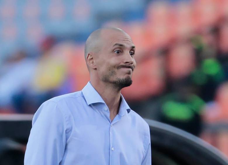 El desconcierto de David González es evidente tras los discretos resultados de este semestre, que tienen al DIM en la casilla 19 de la tabla de posiciones, con solo dos puntos. FOTO: CARLOS VELÁSQUEZ. 