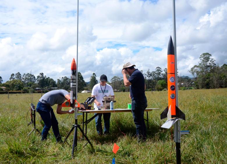 Miembros de semilleros aeroespaciales colombianos en actividades prácticas de cohetería, organizadas por SateLab y ALAS en Medellín. FOTO cortesía SateLab y ALAS