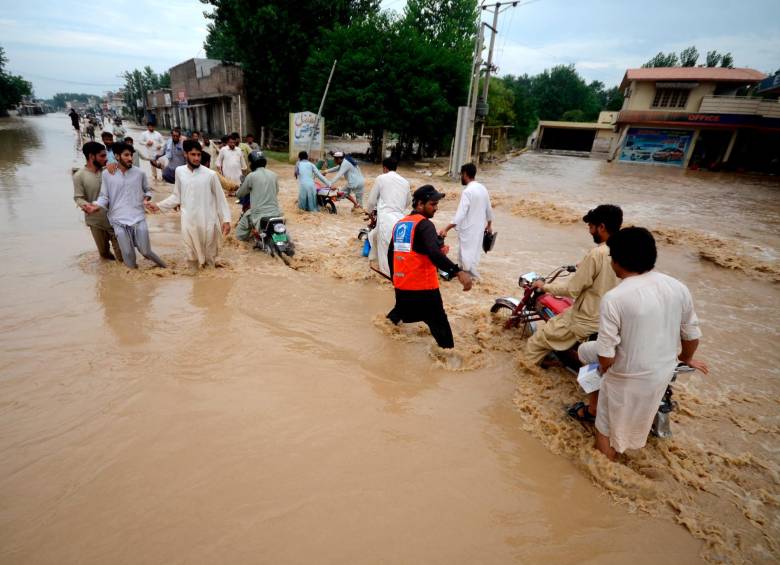 Las lluvias inundaron cultivos y sumieron a los habitantes de Pakistán en una crisis que ya toca límites de hambruna, informaron fuentes del gobierno de ese país. FOTO GETTY