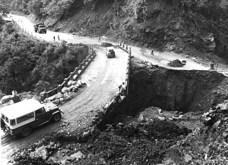 Imagen de un derrumbe en la carretera al Mar, en su paso por el municipio de San Jerónimo, durante una fuerte temporada invernal que sufrió Antioquia en octubre de 1988. FOTO Hernando Vásquez “Hervasquez” | Archivo CIP El Colombiano