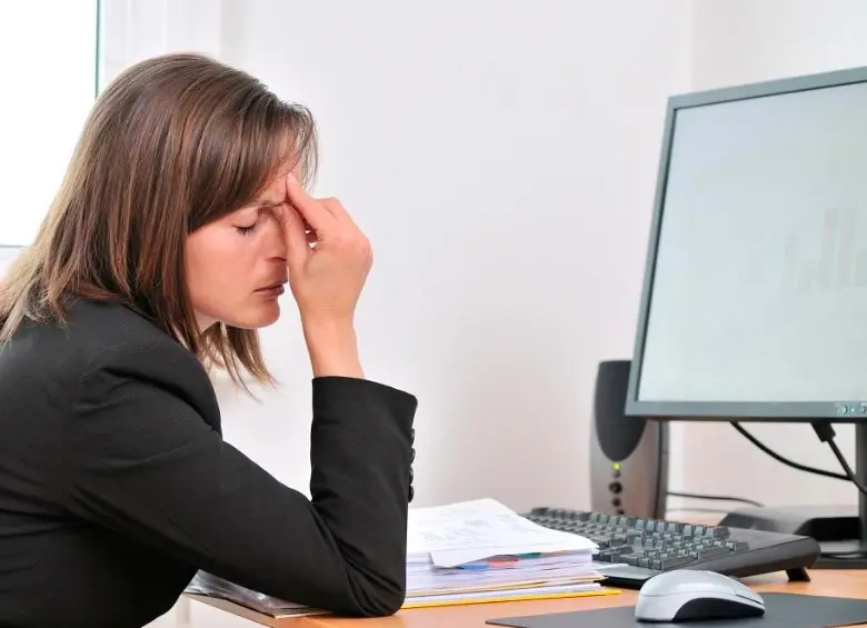 Un profesional reflexiona sobre su futuro laboral en un espacio de coworking, en medio de un proceso de reinvención. FOTO: iStock