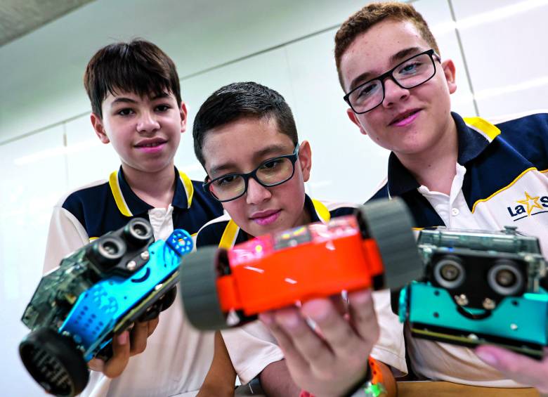 A la izquierda, Elián Nieto, en el centro, Juan Sebastián Mur, y a la derecha, Mathías Baleta, enseñando los prototipos con los que competirán en Osaka, Japón. FOTO Manuel Saldarriaga. 