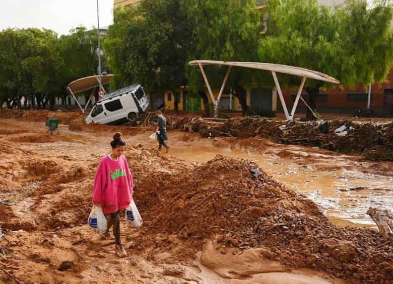 Calles llenas de escombros, autos descompuestos y destrucción en la infraestructura. FOTO: AFP