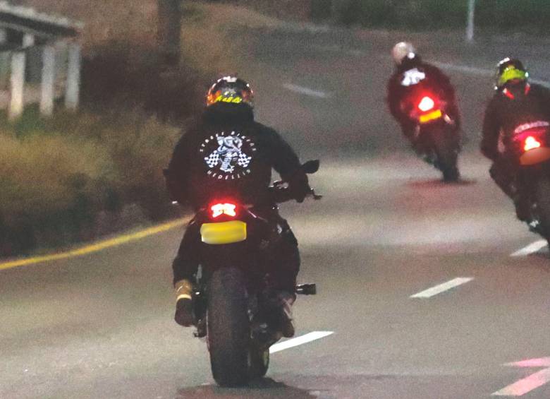 En Las Palmas, habitualmente, las autoridades realizan dos controles para evitar las carreras de carros y motos, y los tradicionales piques. Ahora buscan evadirlos subiendo por Los Balsos. FOTO Manuel Saldarriaga.