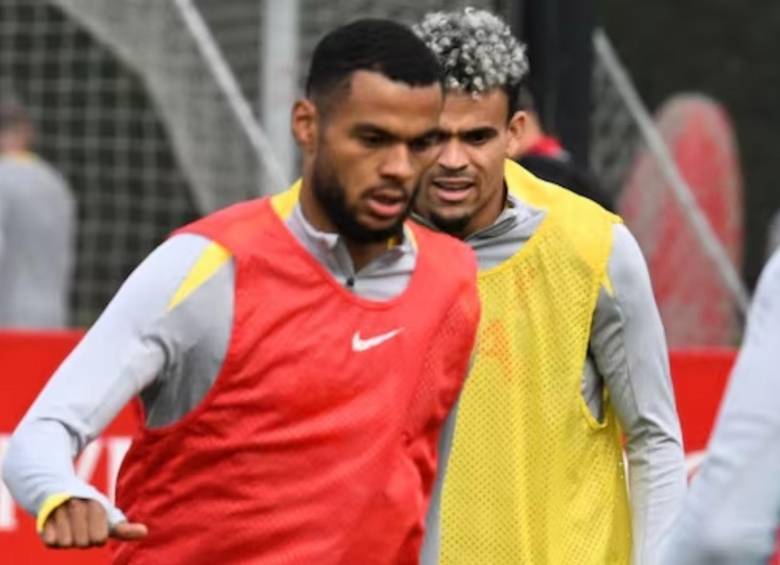 Díaz y Gakpo en un entrenamiento con el Liverpool. FOTO: GETTY