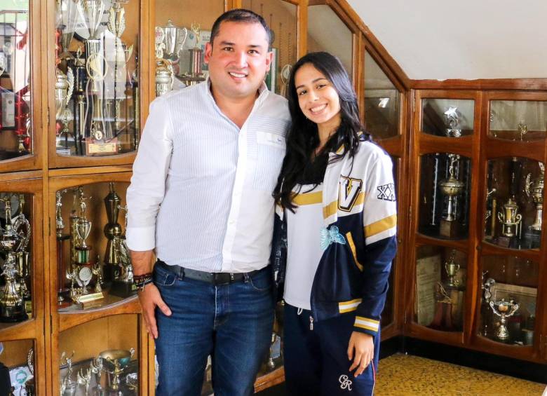 La estudiante Valeria y alcalde de Floridablanca, José Fernando Sánchez Carvajal. FOTO: REDES SOCIALES 