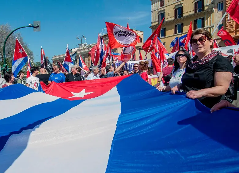 Personas en Cuba asistieron al acto por el aniversario 65 de la proclamación del carácter socialista de la Revolución cubana, el 16 de abril de 2026. FOTO: GETTY