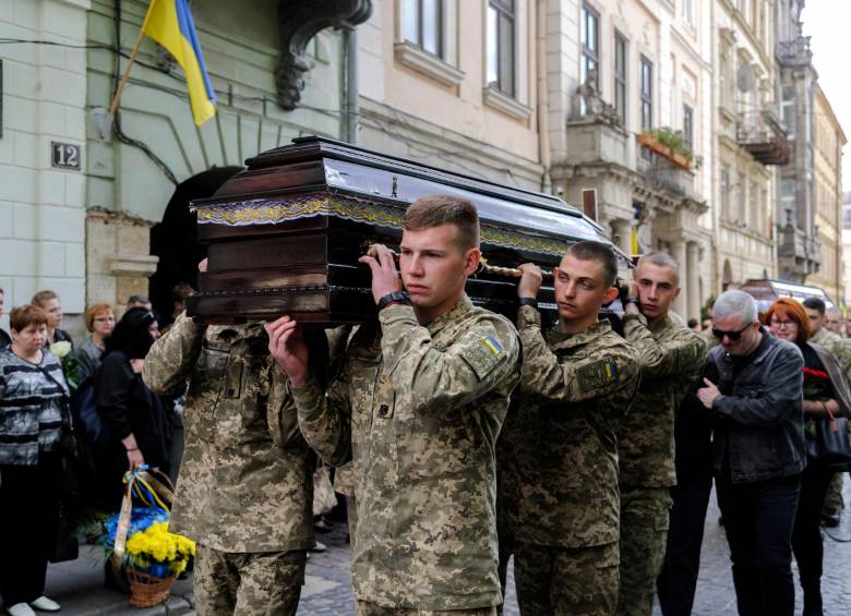 Los funerales de personal militar ucraniano son constantes en estos tiempos de guerra. FOTO: AGENCIA EFE.