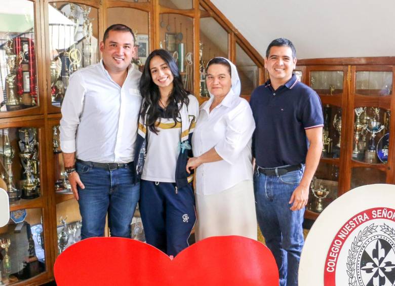 Valeria junto a miembros de su colegio y el alcalde de Floridablanca. FOTO: REDES SOCIALES 