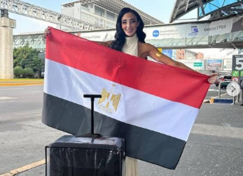 La modelo egipcia viajando con la bandera de su país a Miss Universo. FOTO: REDES SOCIALES DE LOGINA SALAH