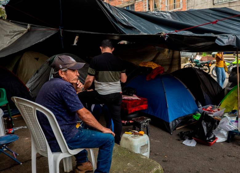 Las pequeñas carpas ahora son el hogar de algunos de los damnificados de Palos Verdes que bloquean la vía. FOTO Camilo suárez