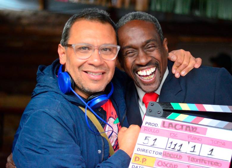 Harold Trompetero con el actor Julián Díaz en medio de las grabaciones de Lactar. FOTO Cortesía