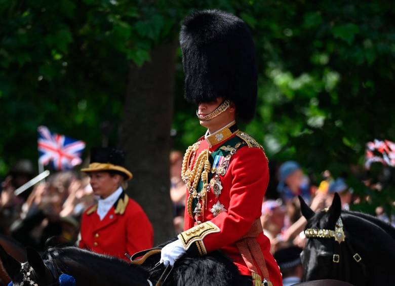 El príncipe William con el traje rojo y el sombreros con piel de oso en el desfile “Trooping the Colour” de los regimientos británicos. FOTO EFE