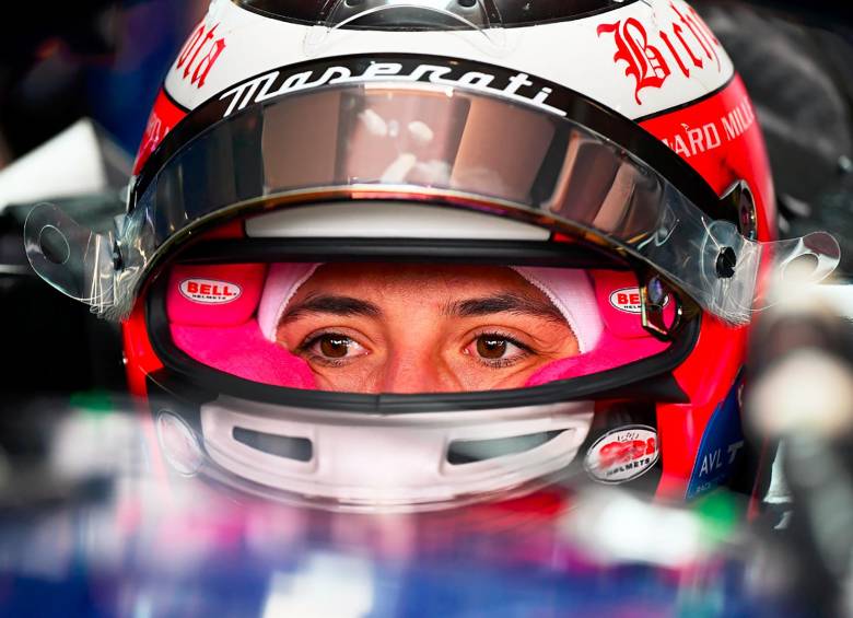 En la imagen aparece la piloto colombiana Tatiana Calderón concentrada antes de la prueba que realizó este viernes en la Fórmula E en Madrid con el equipo de la categoría, Maserati MSG. FOTO GETTY