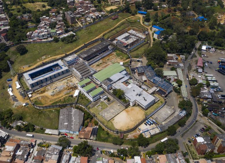 La cárcel Bellavista, ubicada en Bello, sería la primera en la que se implementaría el aislamiento de las señales de celular en Colombia. FOTO: MANUEL SALDARRIAGA
