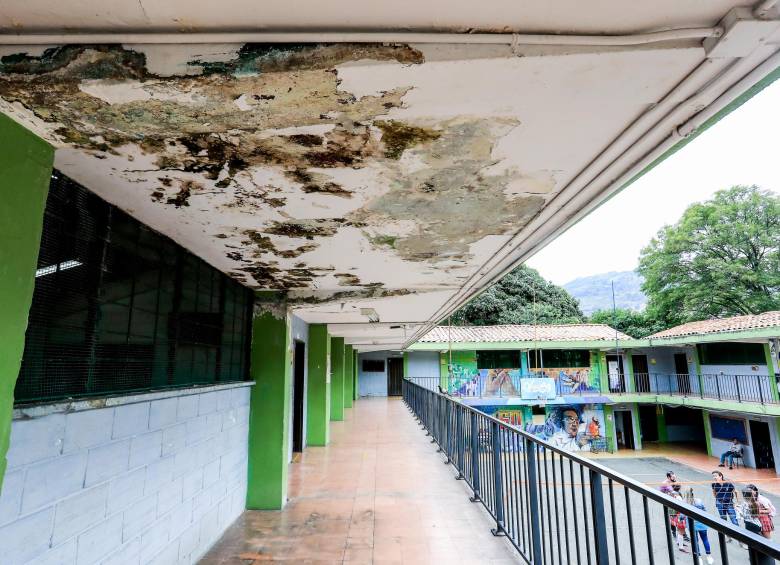 El colegio Gilberto Alzate Avendaño, en el barrio Aranjuez, ha sido uno de los afectados por humedades y falta de mantenimiento por parte de la Alcaldía. FOTO: JAIME PÉREZ MUNÉVAR