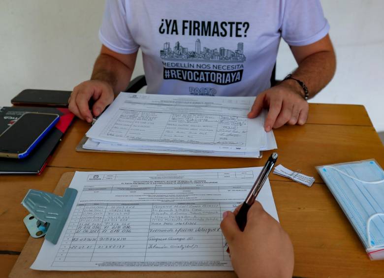 Aunque el alcalde Daniel Quintero aseguró que había encontrado 30.000 firmas irregulares en la revocatoria, la Registraduría solo removió 340. Así, el proceso continúa. FOTO JAIME PÉREZ