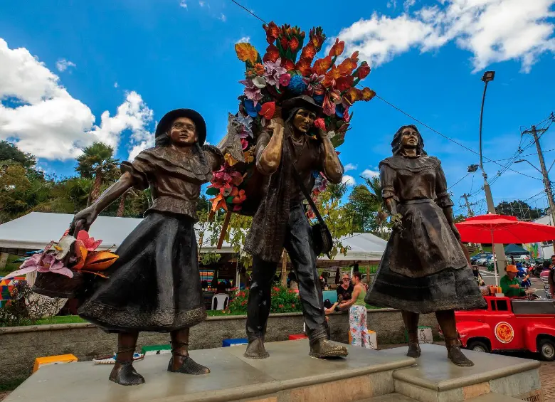 Los recorridos por fincas en Santa Elena permiten conocer de cerca el origen campesino de la Feria y el legado de las familias silleteras que conservan esta tradición centenaria. FOTO Manuel Saldarriaga 