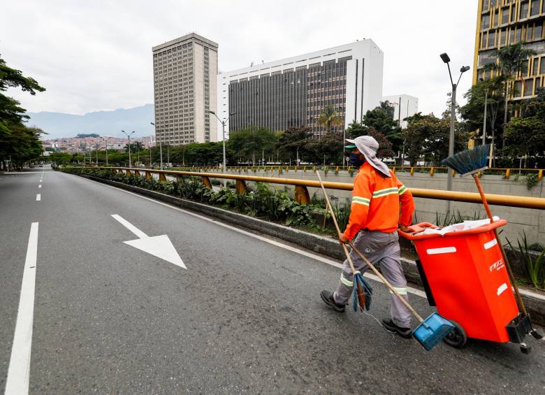 La labor de los uniformados de la Policía Nacional que están custodiando la ciudad durante estas fechas se complementa con 2.856 cámaras de vigilancia. FOTO Manuel Saldarriaga