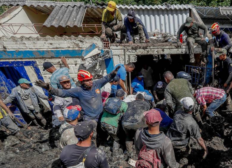 Una de las peores tragedias del año en Antioquia ocurrió en Tapartó (Andes), donde tres niños de una escuela murieron sepultados. Los bomberos evitaron un desastre mayor. FOTO Manuel Saldarriaga